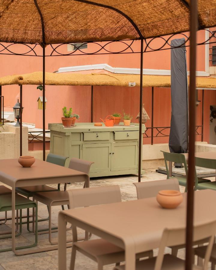 Le Victoria Boutique Hotel سانت-بول-تروا-تشاتو المظهر الخارجي الصورة