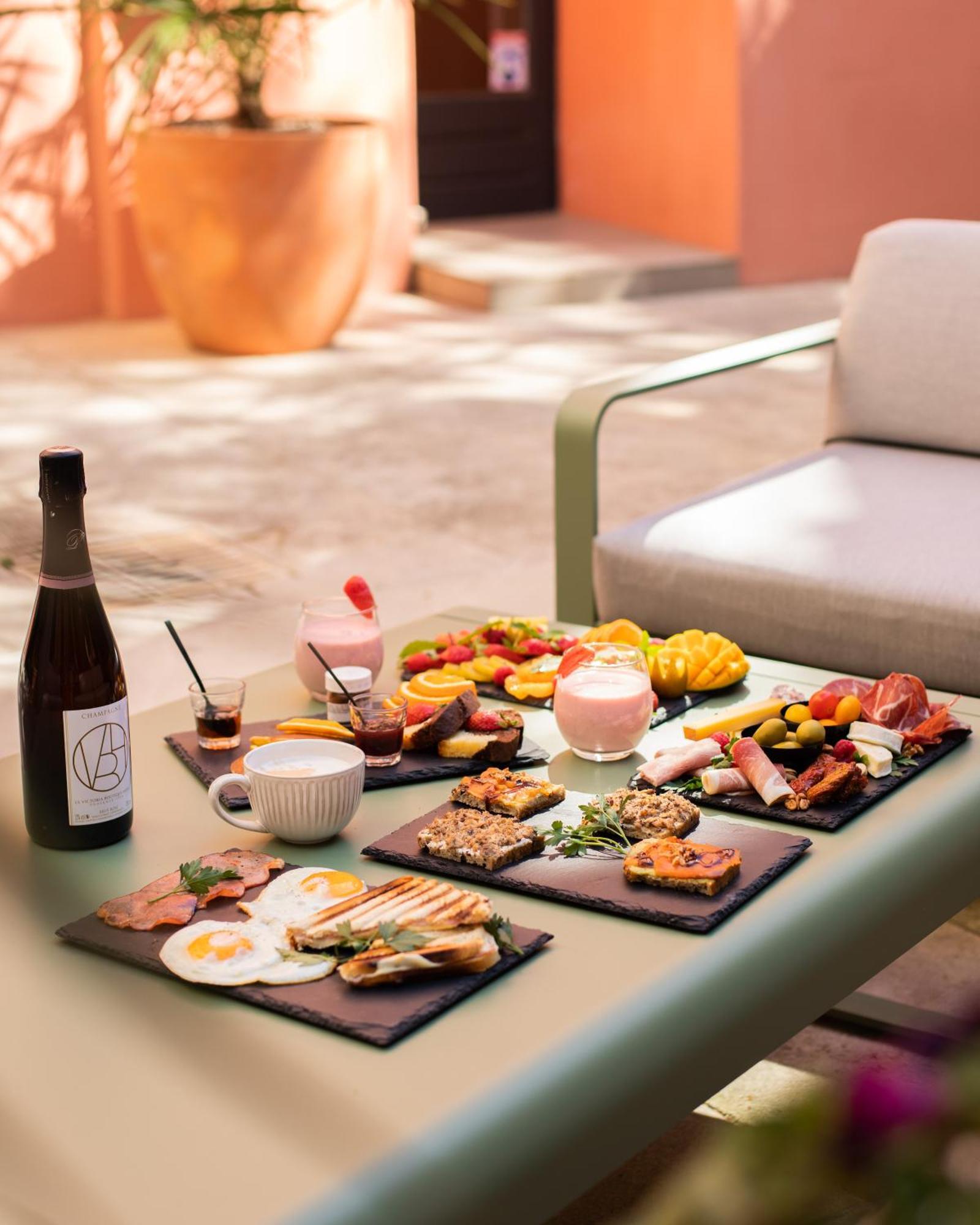 Le Victoria Boutique Hotel سانت-بول-تروا-تشاتو المظهر الخارجي الصورة