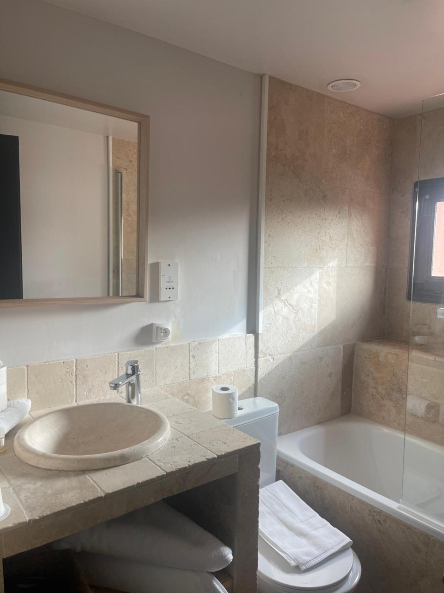 Le Victoria Boutique Hotel سانت-بول-تروا-تشاتو المظهر الخارجي الصورة