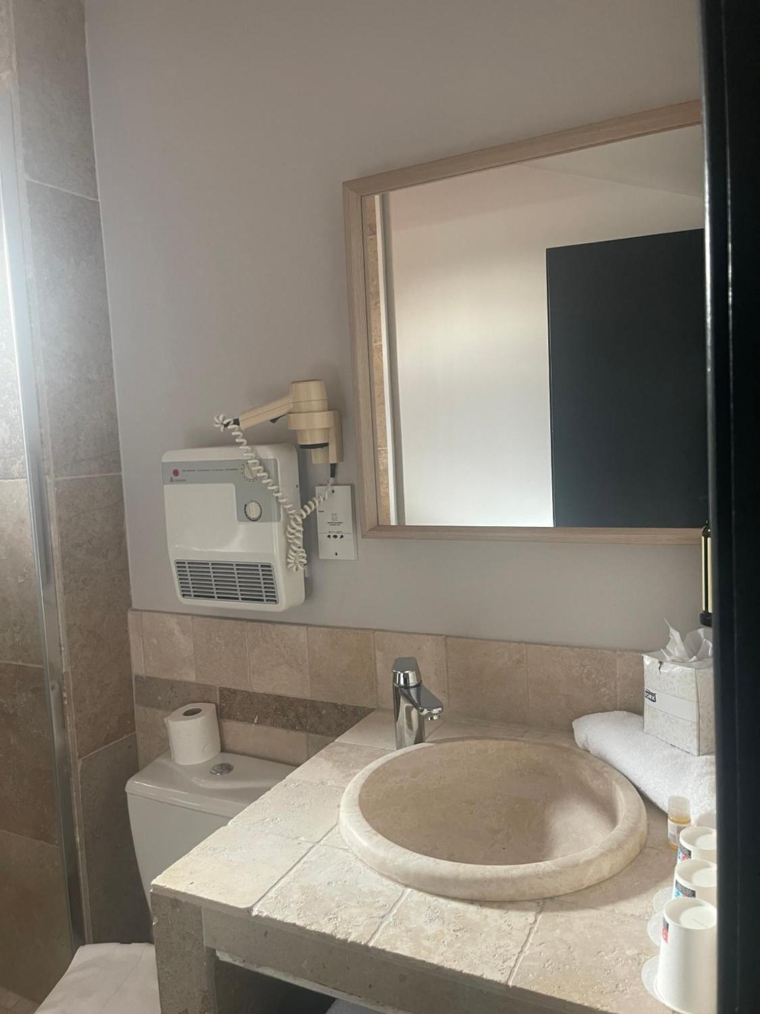 Le Victoria Boutique Hotel سانت-بول-تروا-تشاتو المظهر الخارجي الصورة