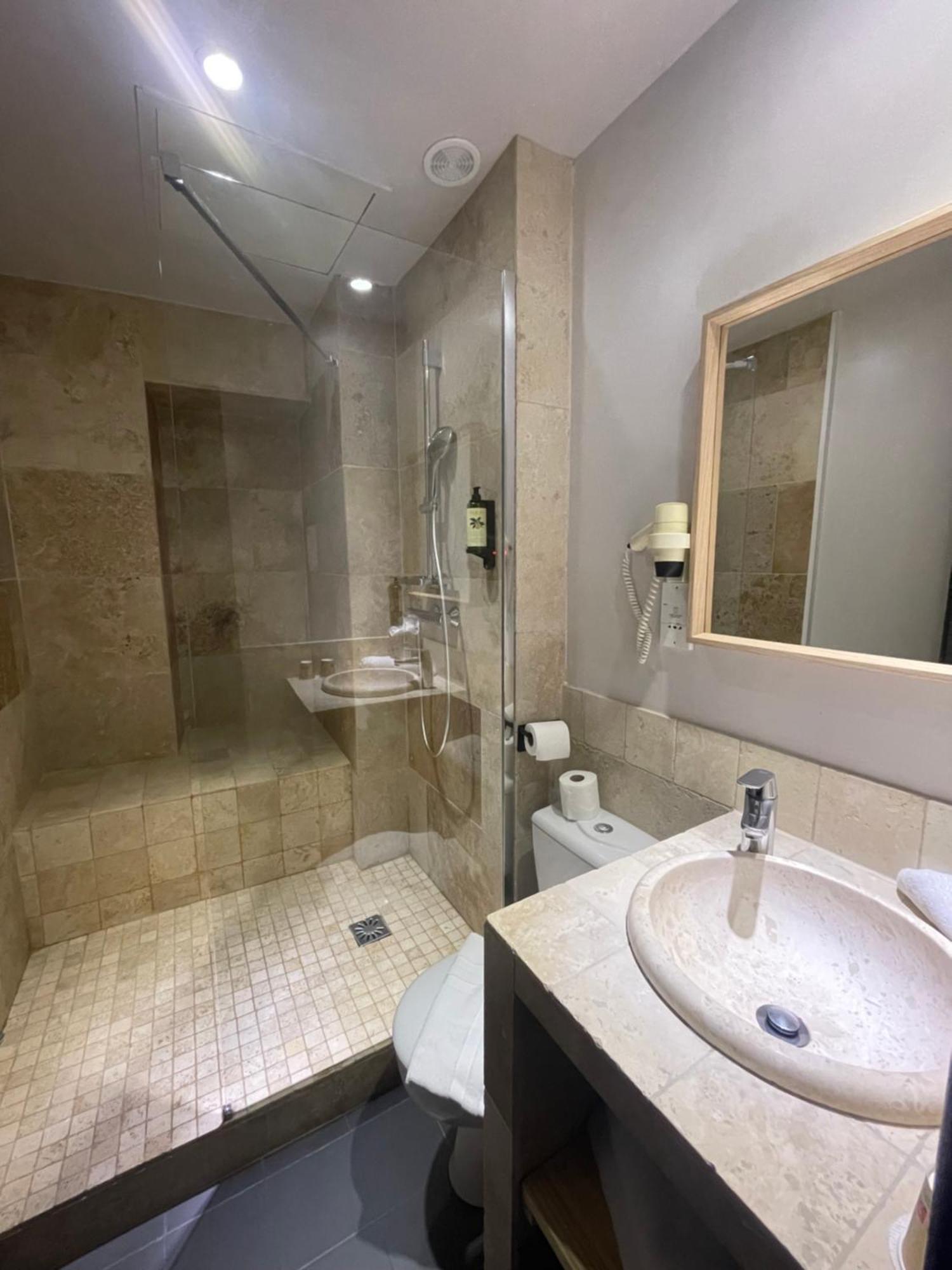 Le Victoria Boutique Hotel سانت-بول-تروا-تشاتو المظهر الخارجي الصورة