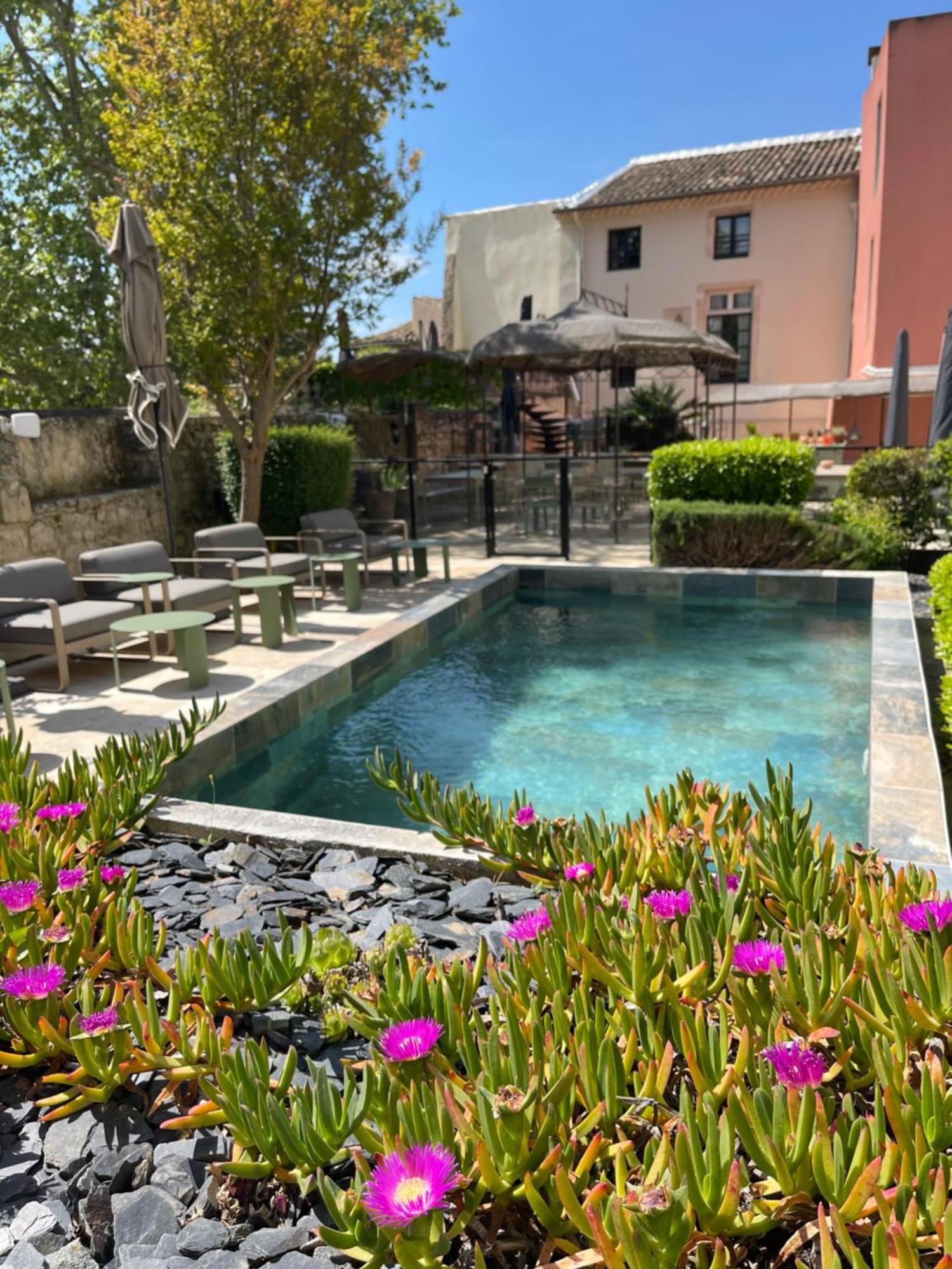 Le Victoria Boutique Hotel سانت-بول-تروا-تشاتو المظهر الخارجي الصورة